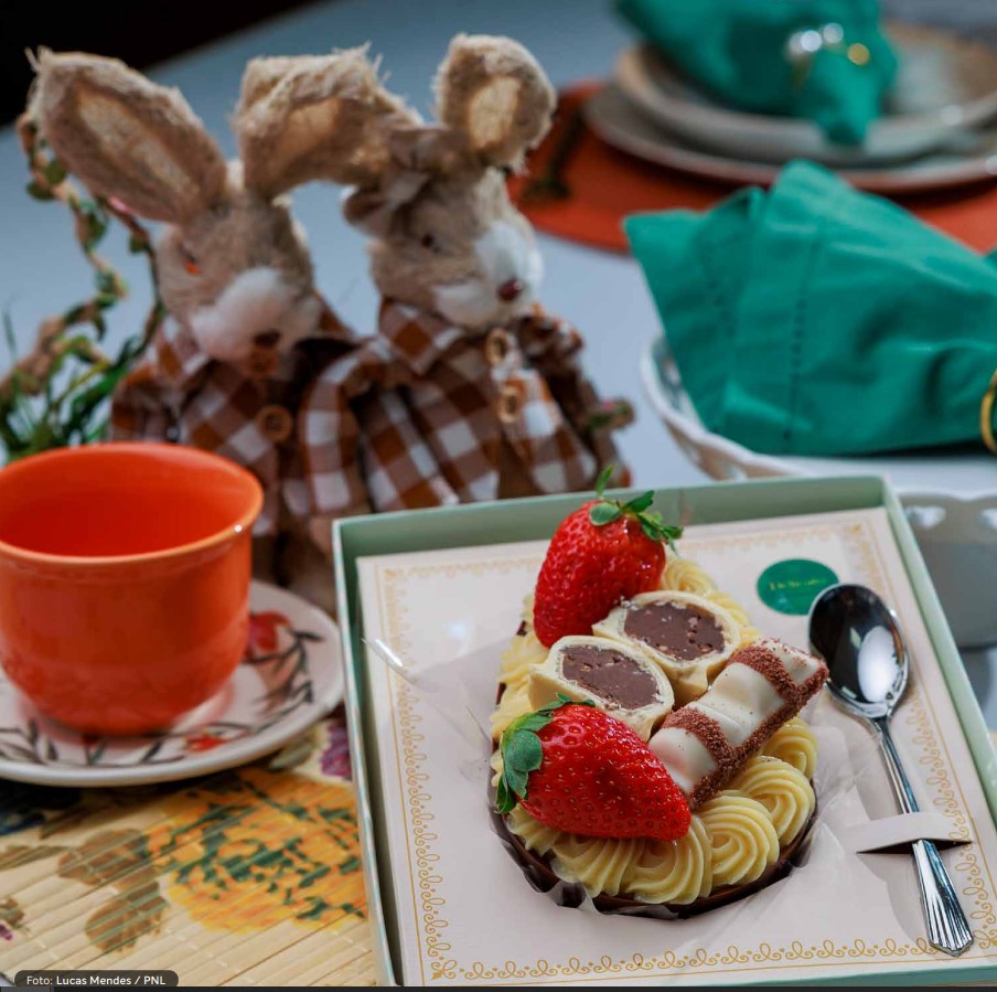 Bombons, ovos de Páscoa, caixinhas de presente com doces