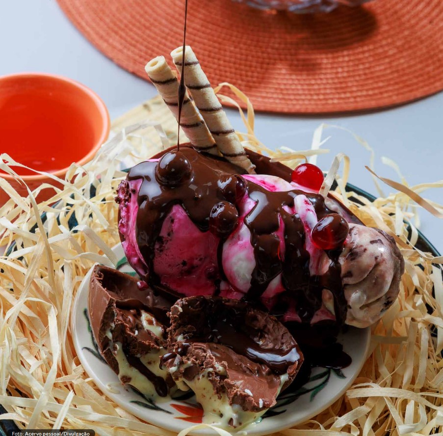 Sorvete e açaí no ovo de Páscoa.